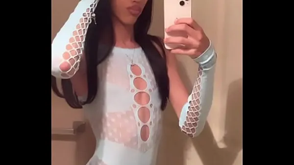 HD Mulher jovem negra Travesti em Lingerie azul sexy no banheiro, brincando com a língua. Acabou de completar 18 anos e está pronto para se divertir clipes de energia