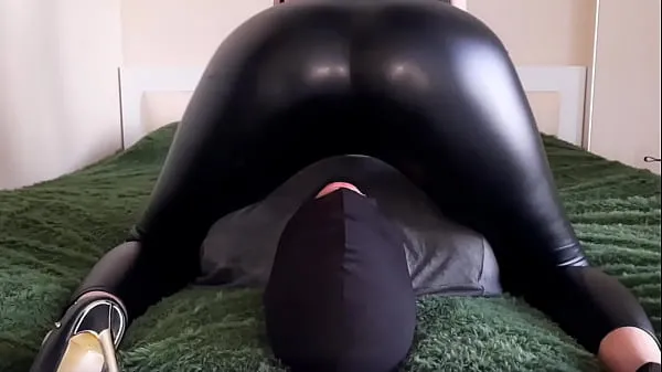 Adorazione del culo. Dominatrice in leggings attillati ti farà adorare il suo culo sexy e succoso. Sogni di toccarlo o metterlo sul tuo visoClip di alimentazione HD