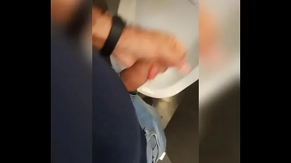 HD Pissing in public restrooms kraftklipp