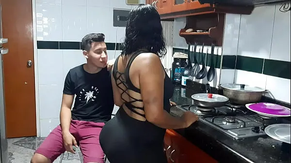 HD My stepmother gets horny in the kitchen. what a rich pussy it has พาวเวอร์คลิป