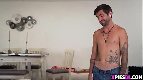 HD Ela veste a blusa do meio-irmão mas por baixo não usa sutiã e ele fica excitado ao ver os seios pequenos dela e acaba transando com ela no quarto clipes de energia