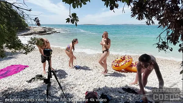 trascorrere le vacanze sulla spiaggia in topless e miss pussycat lesbica che sbatte rebeka ruby momento privatoClip di alimentazione HD