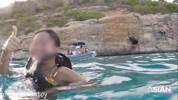 VRAI sexe en extérieur, montrant sa chatte et son creampie sous l'eau extraits vidéo HD