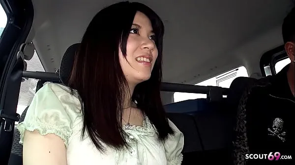 Clips de alimentación HD La tímida joven japonesa Madoka Araki seduce para chupar la polla de un extraño en el coche