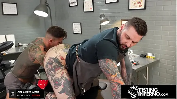 Muscle Hunk Tattooer prolassoClip di alimentazione HD