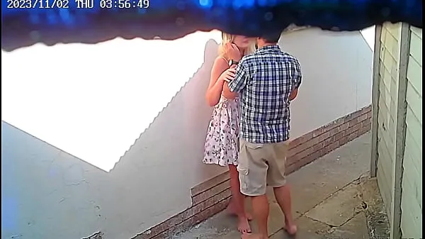 Une caméra de vidéosurveillance a filmé un couple en train de baiser devant un restaurant public extraits vidéo HD