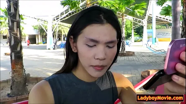 Ladyboy si masturba nel bagno pubblicoClip di alimentazione HD